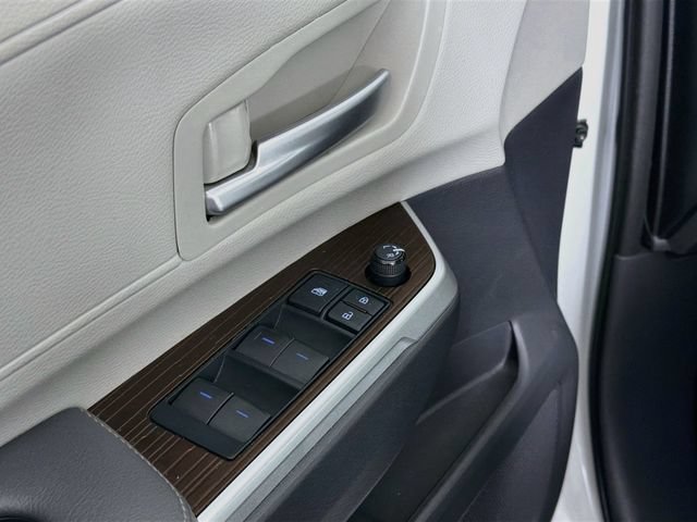 Used 2022 Toyota Sienna XLE w/ XLE Plus Package FWD image 25