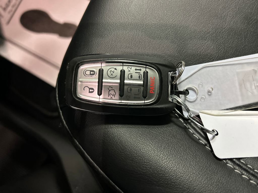 Used 2025 Chrysler Pacifica Select w/ Uconnect Theater Family Group image 22