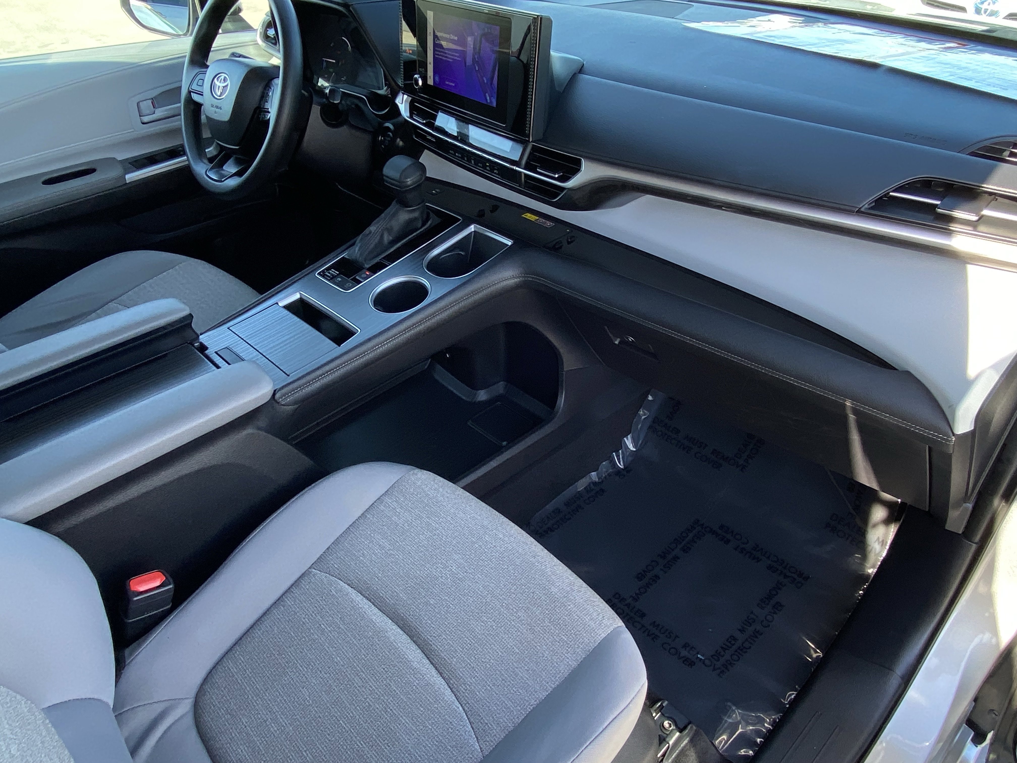 Certified 2025 Toyota Sienna LE FWD image 9