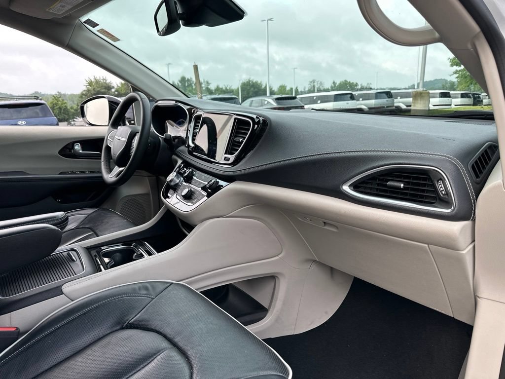 Used 2023 Chrysler Pacifica Limited FWD image 24