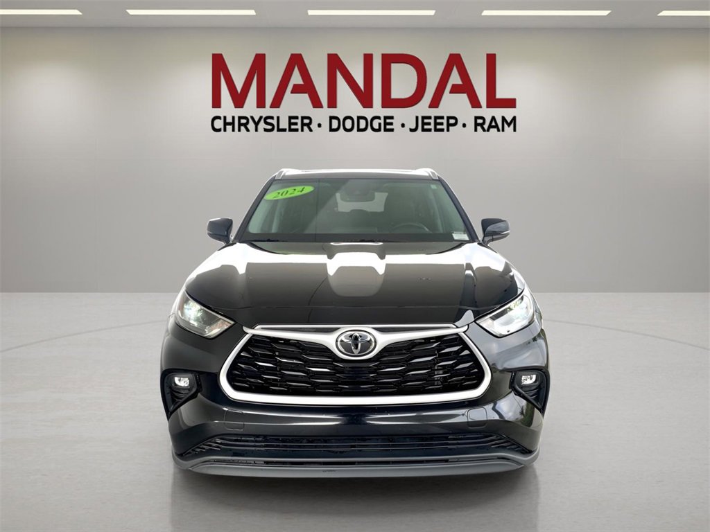 Used 2024 Toyota Highlander XLE image 3