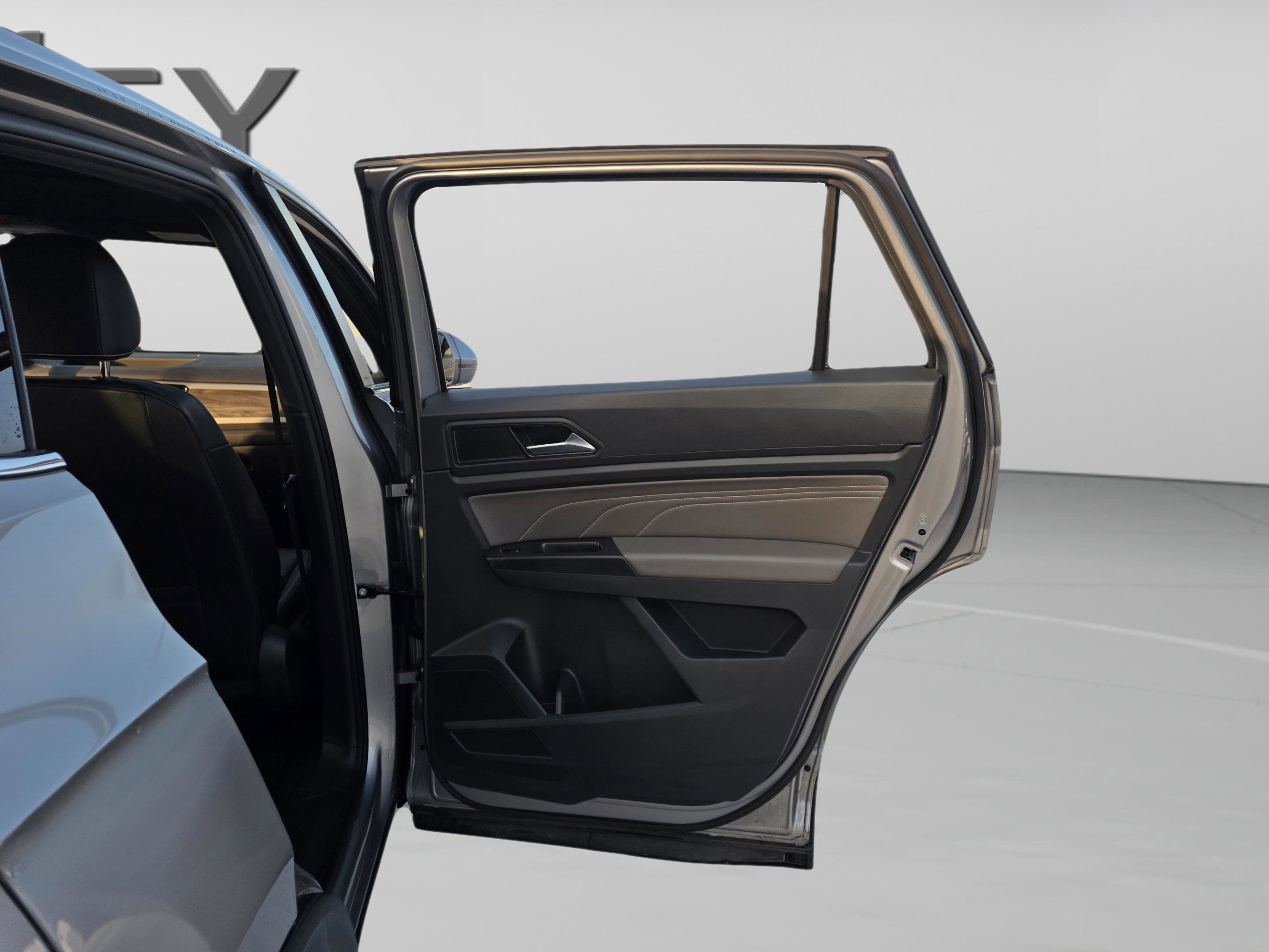 Used 2022 Volkswagen Atlas Cross Sport SE image 25