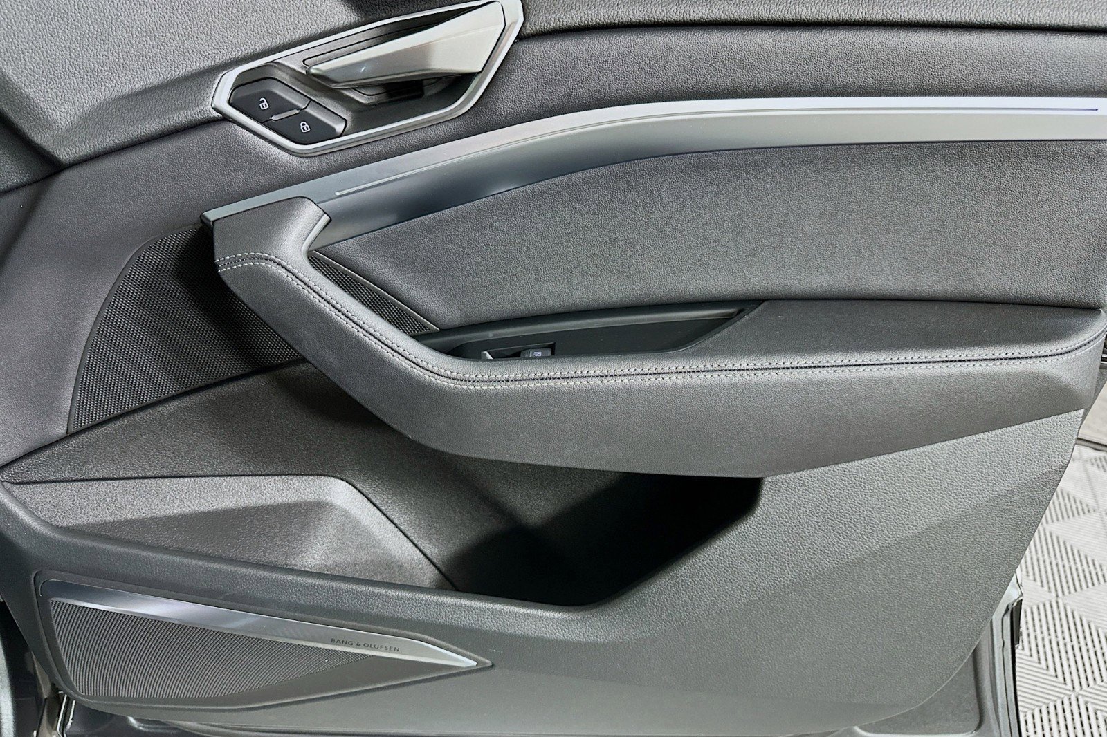 Used 2023 Audi e-tron Premium Plus w/ Premium Plus Package image 23