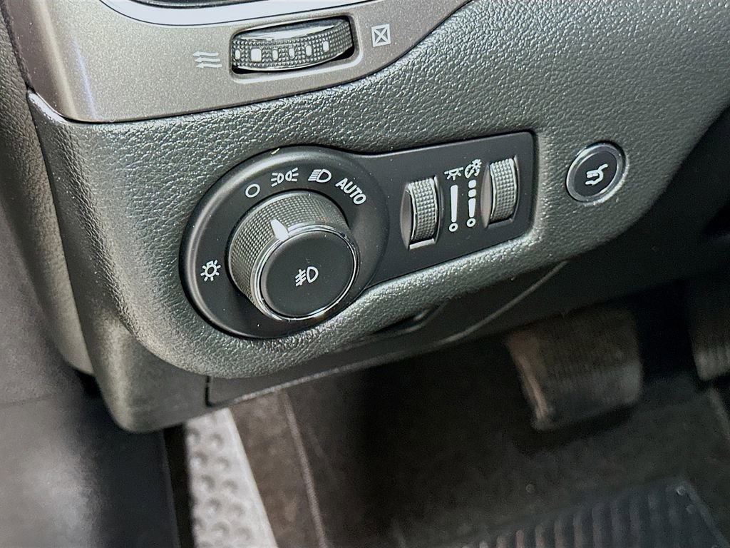Used 2019 Jeep Cherokee Limited image 10