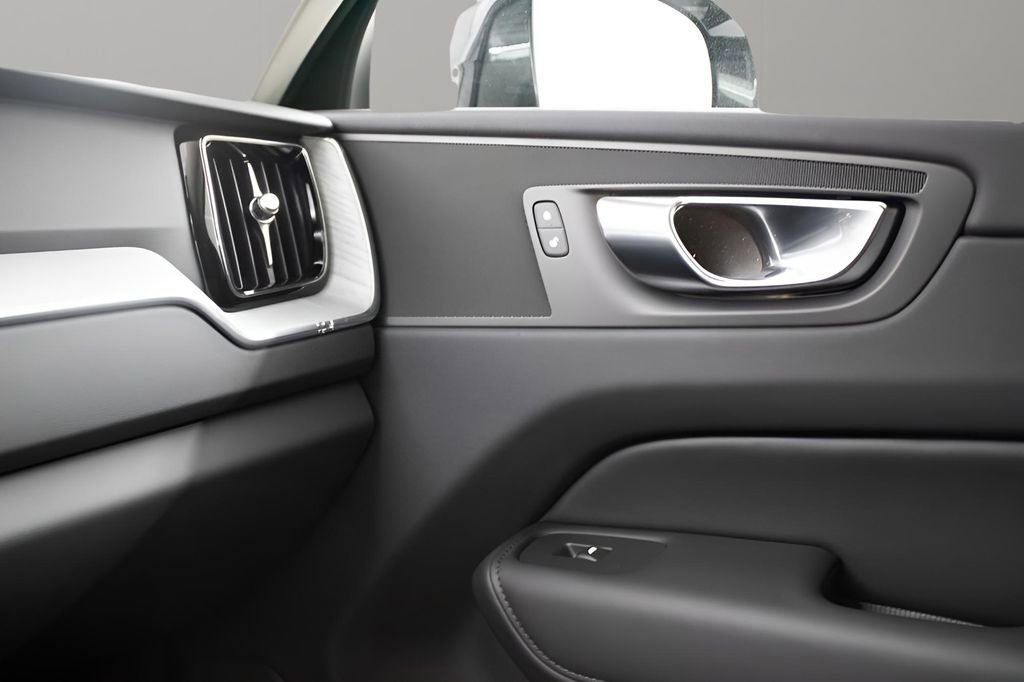 Certified 2025 Volvo XC60 T8 Plus w/ Protection Package Premier image 25