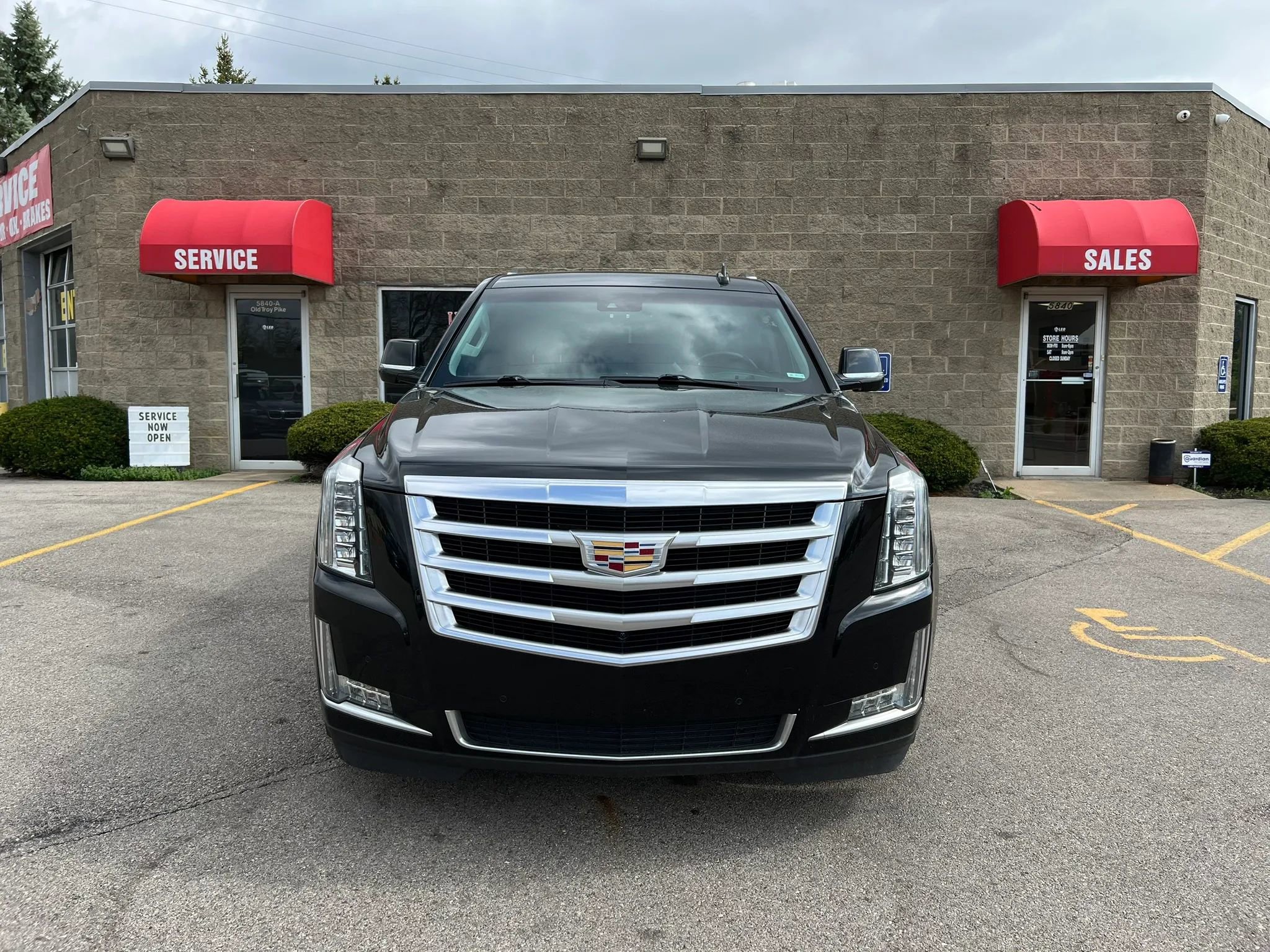 Used 2015 Cadillac Escalade Luxury image 2