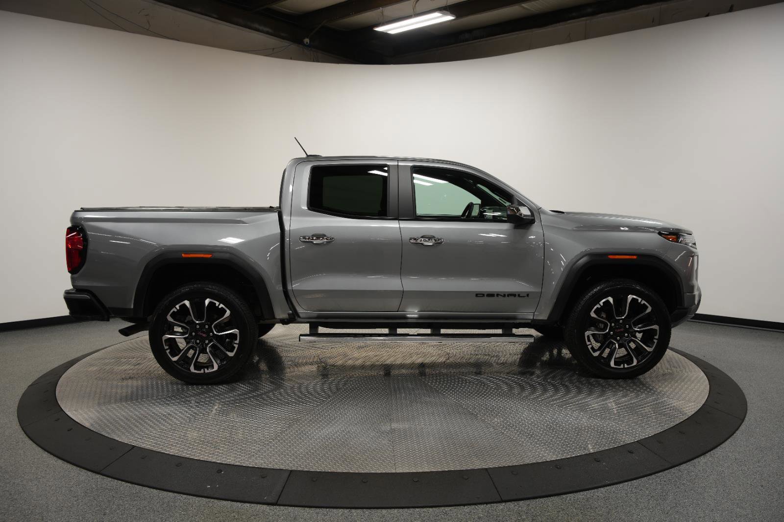 Used 2025 GMC Canyon Denali image 8