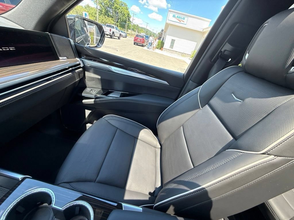 Used 2026 Cadillac Escalade Luxury AWD/4WD image 33