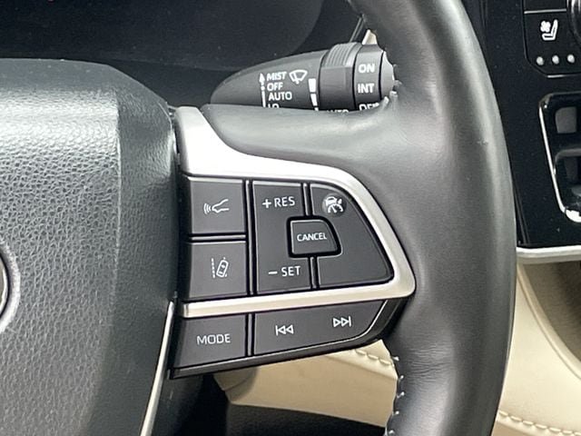 Used 2024 Toyota Highlander Platinum FWD image 13