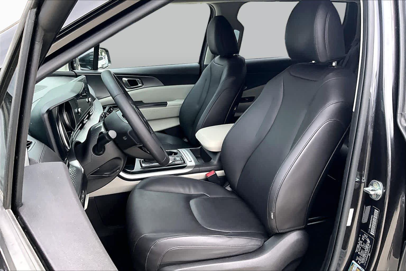 Certified 2023 Kia Carnival LX FWD image 8