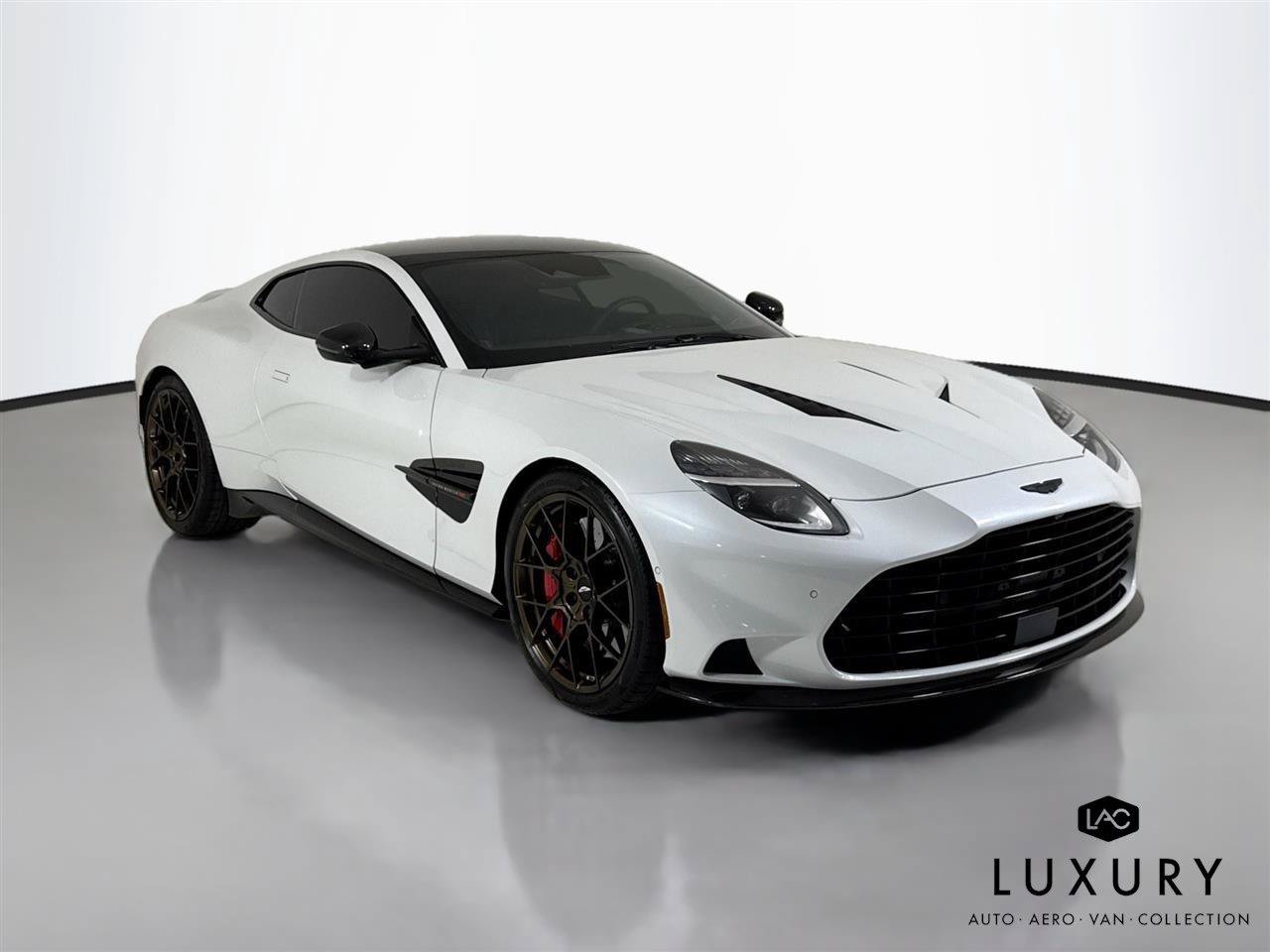 Used 2025 Aston Martin Vanquish RWD image 3
