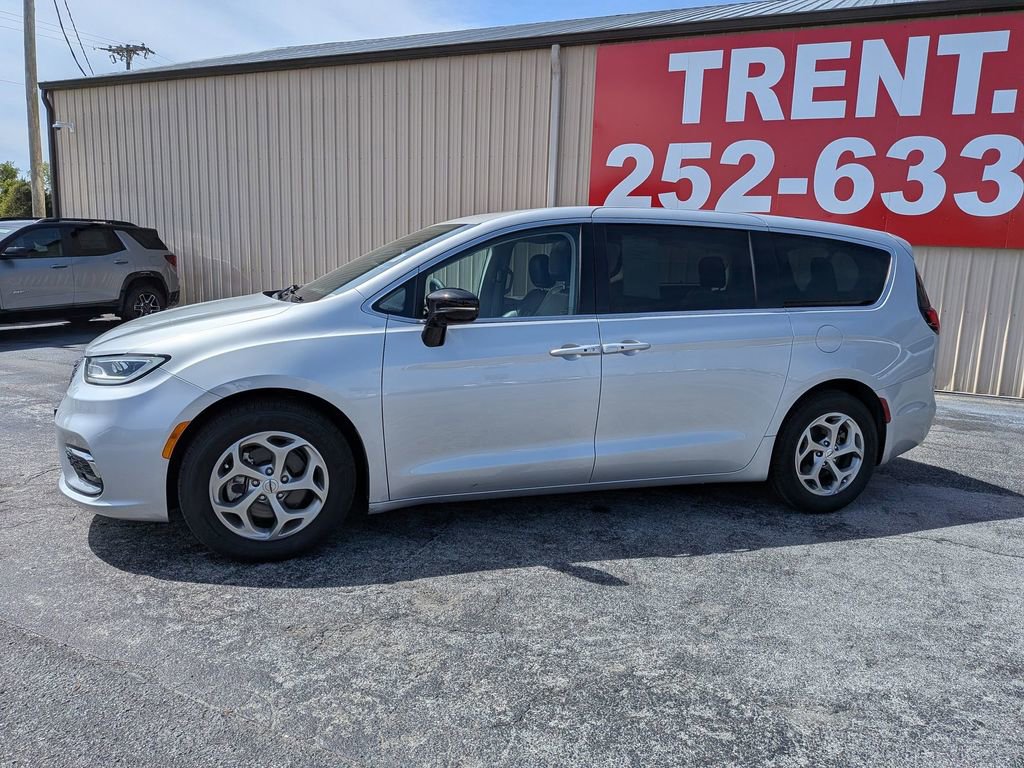 Used 2024 Chrysler Pacifica Limited image 2