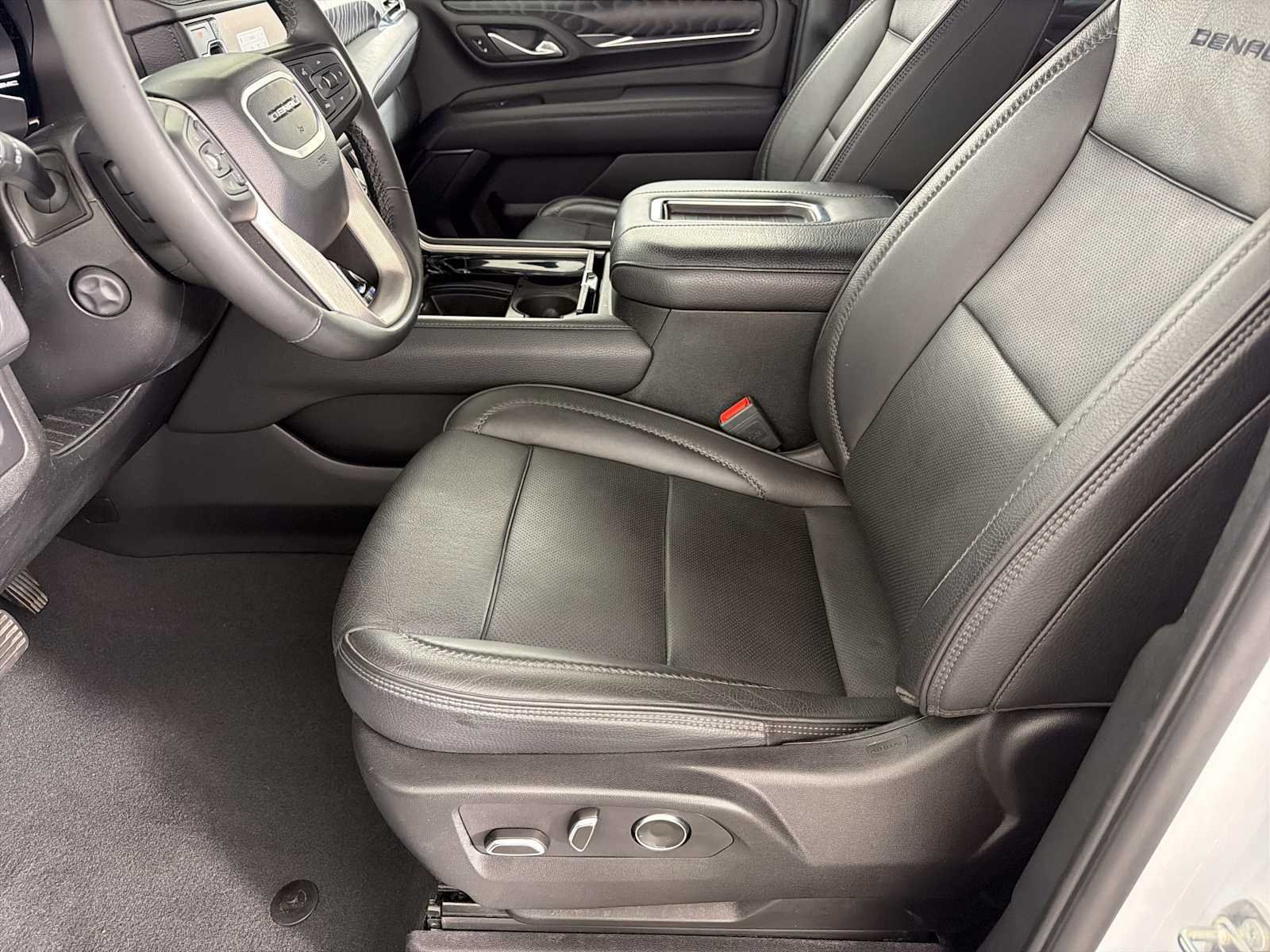 Used 2024 GMC Yukon XL Denali RWD image 7