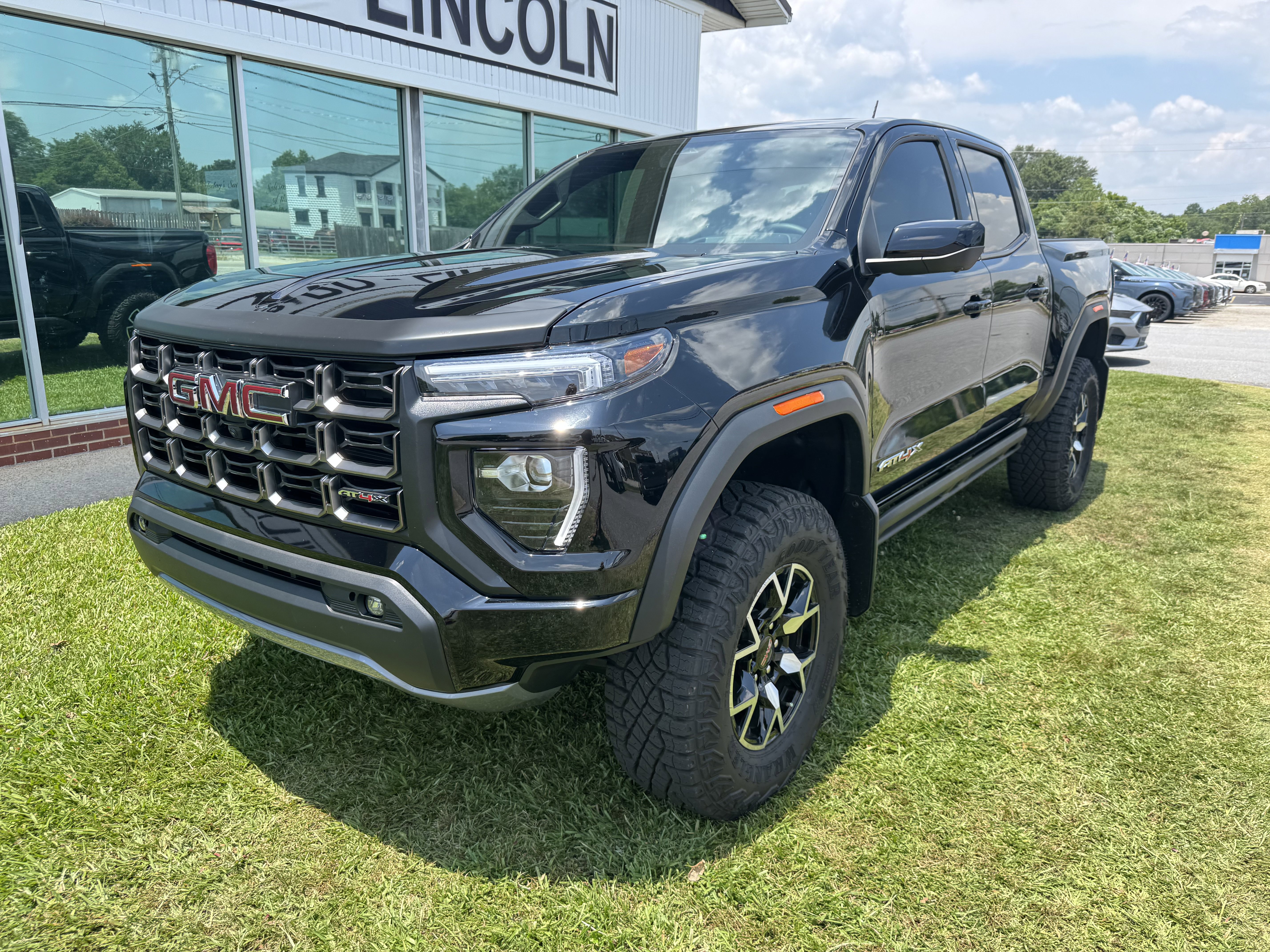 Used 2025 GMC Canyon AT4 w/ AT4X Package image 5