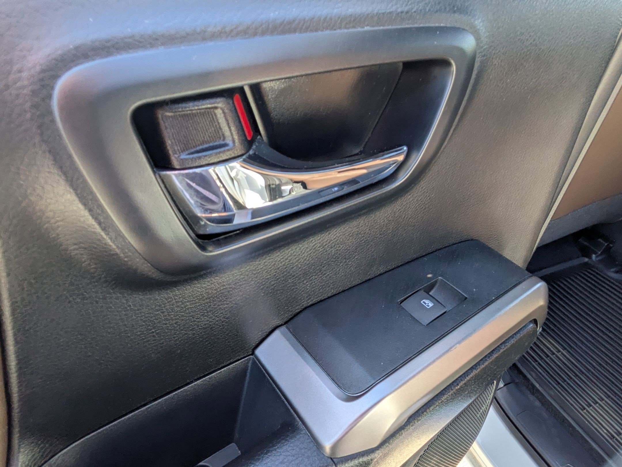 Used 2016 Toyota Tacoma Limited w/ Towing Package image 27