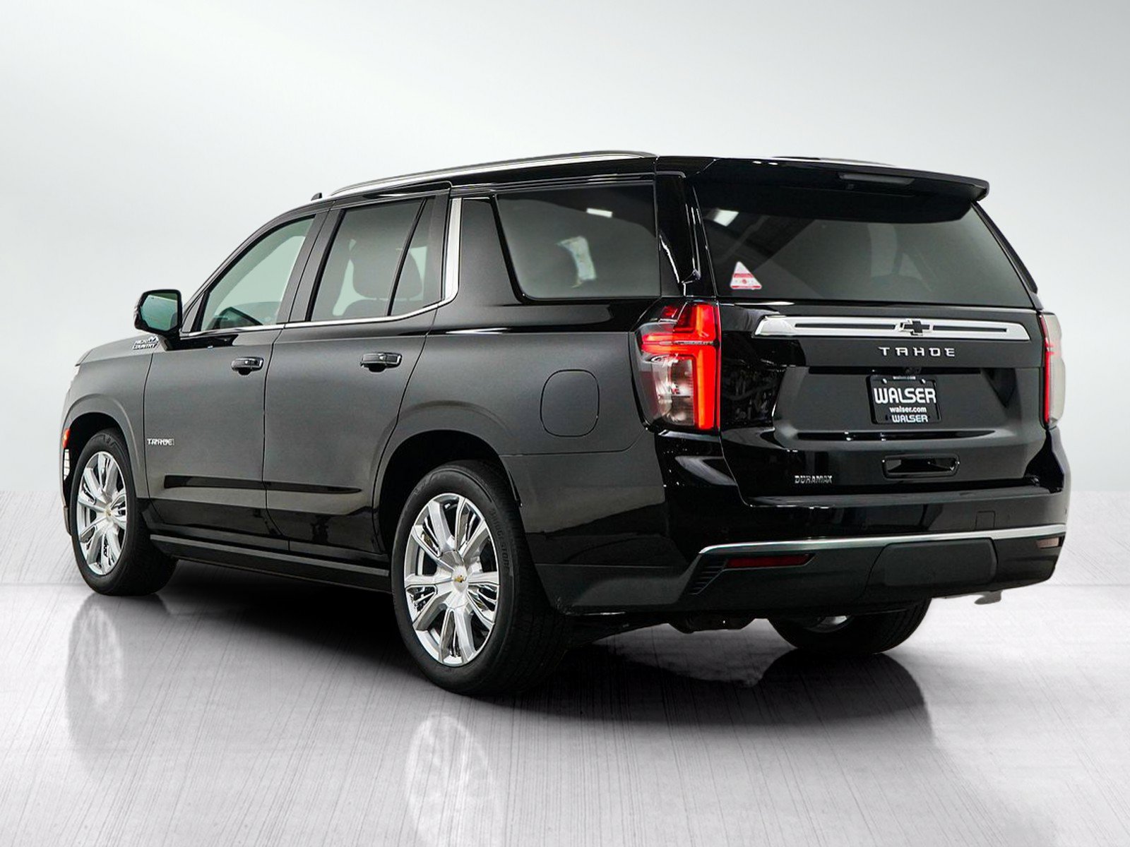Used 2024 Chevrolet Tahoe High Country AWD/4WD image 3
