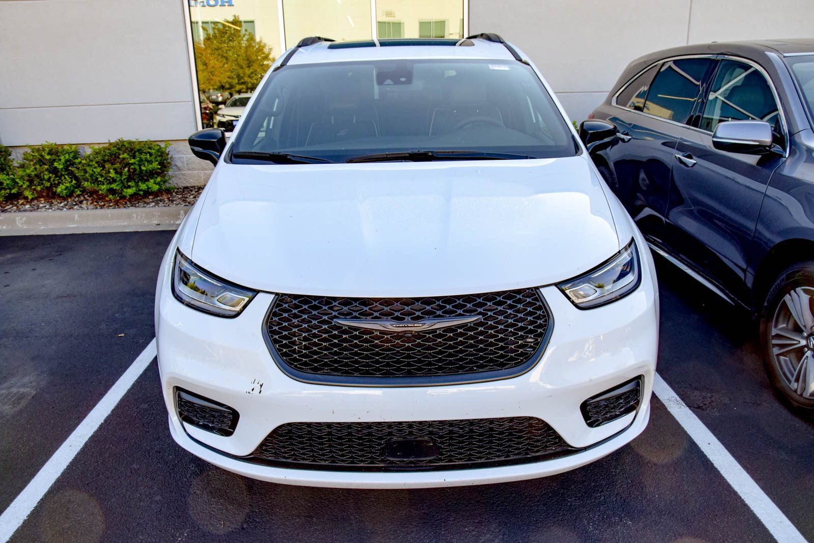 Used 2025 Chrysler Pacifica Limited FWD image 13