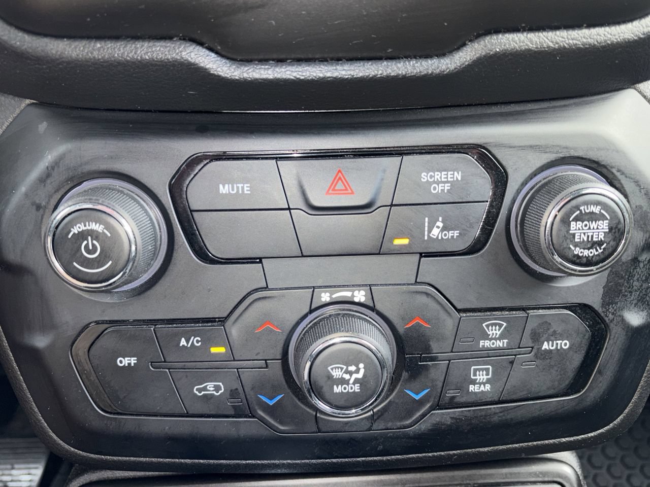 Used 2023 Jeep Renegade Latitude AWD/4WD image 5