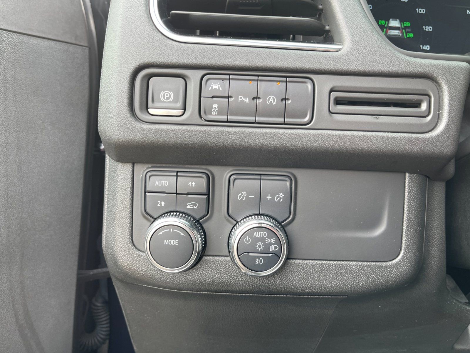 Used 2024 GMC Yukon SLT image 32