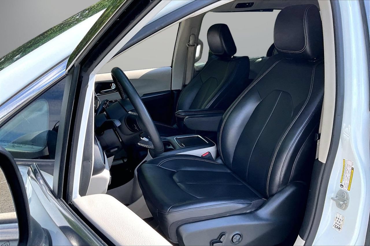 Certified 2023 Chrysler Pacifica Touring-L FWD image 20