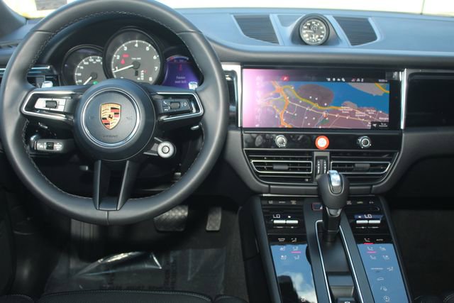 Certified 2026 Porsche Macan Base image 6