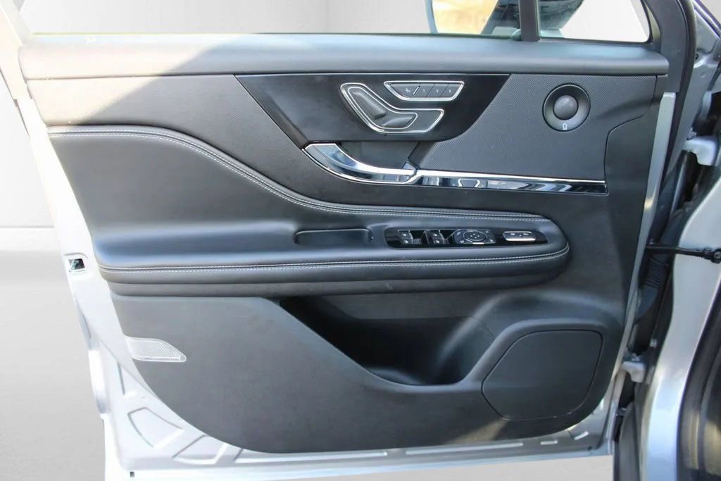 Used 2021 Lincoln Corsair Reserve w/ Equipment Group 201A image 10