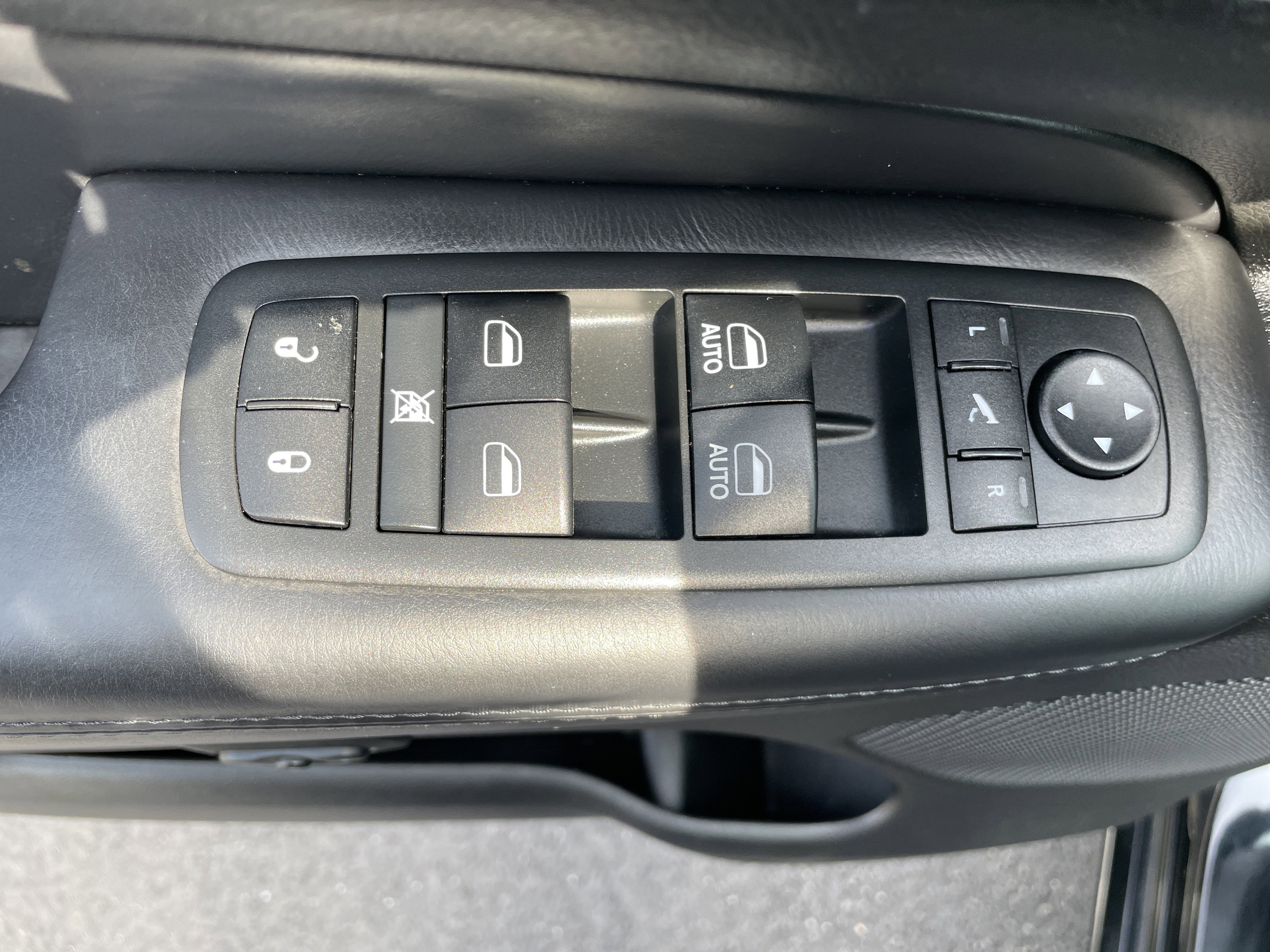 Used 2018 Jeep Grand Cherokee Overland image 40