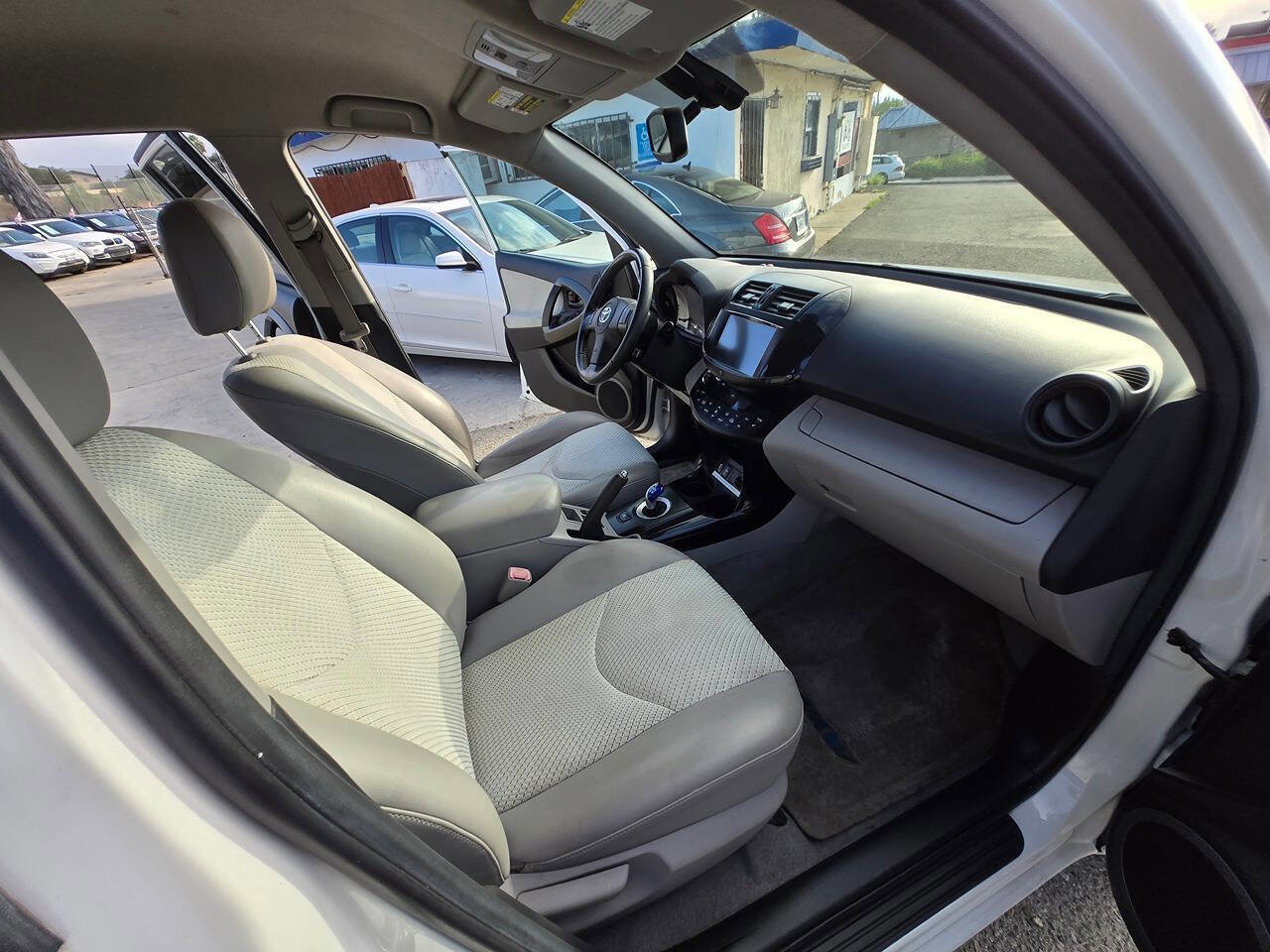 Used 2012 Toyota RAV4 EV image 32