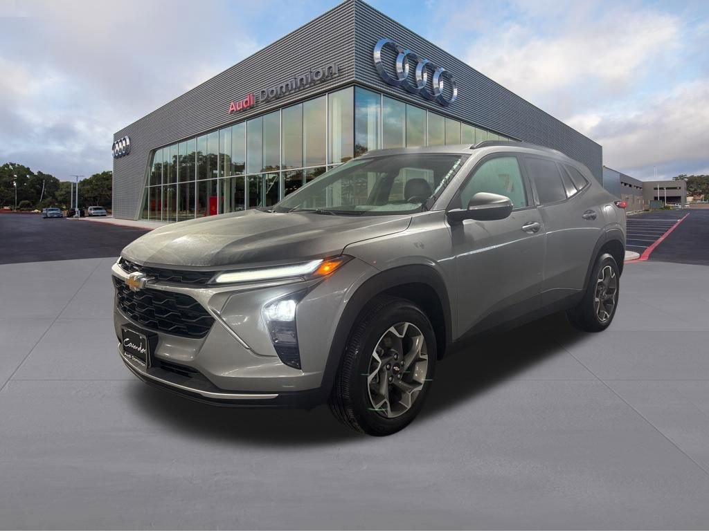 Used 2025 Chevrolet Trax LT FWD image 1