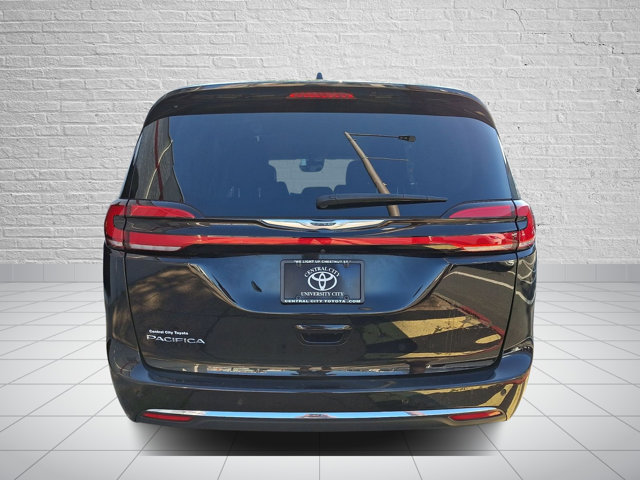 Used 2024 Chrysler Pacifica Touring-L FWD image 5