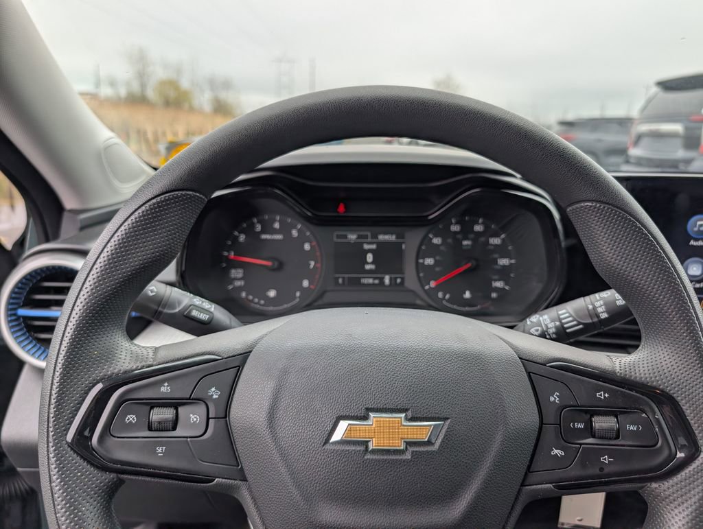 Used 2025 Chevrolet Trax LS w/ LS Convenience Package FWD image 11