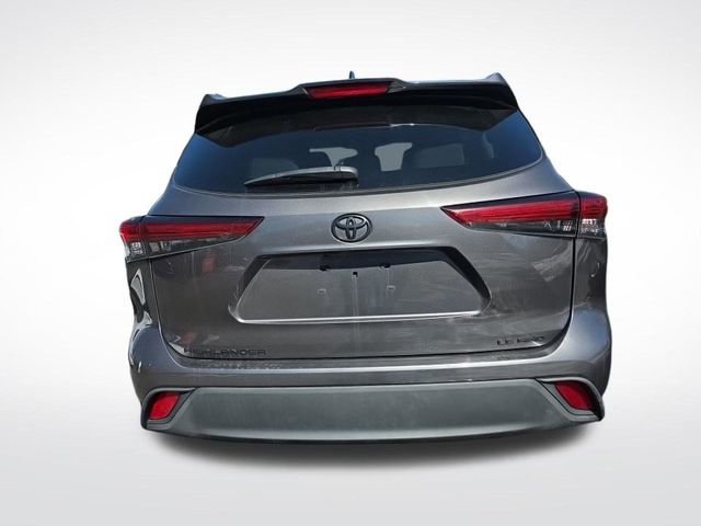 Used 2021 Toyota Highlander LE image 5