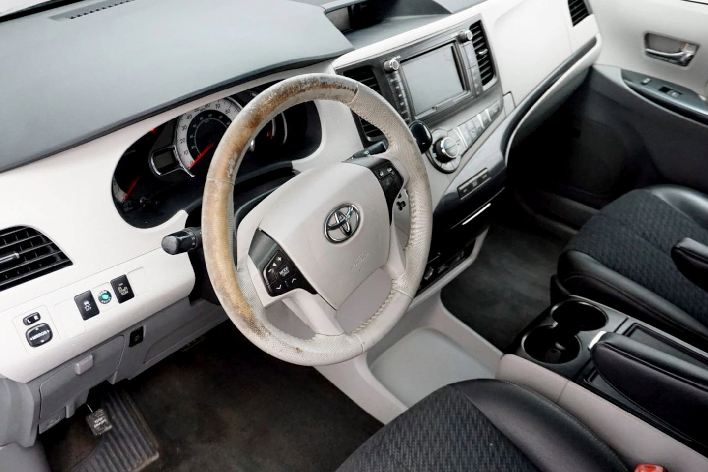 Used 2014 Toyota Sienna SE FWD image 12
