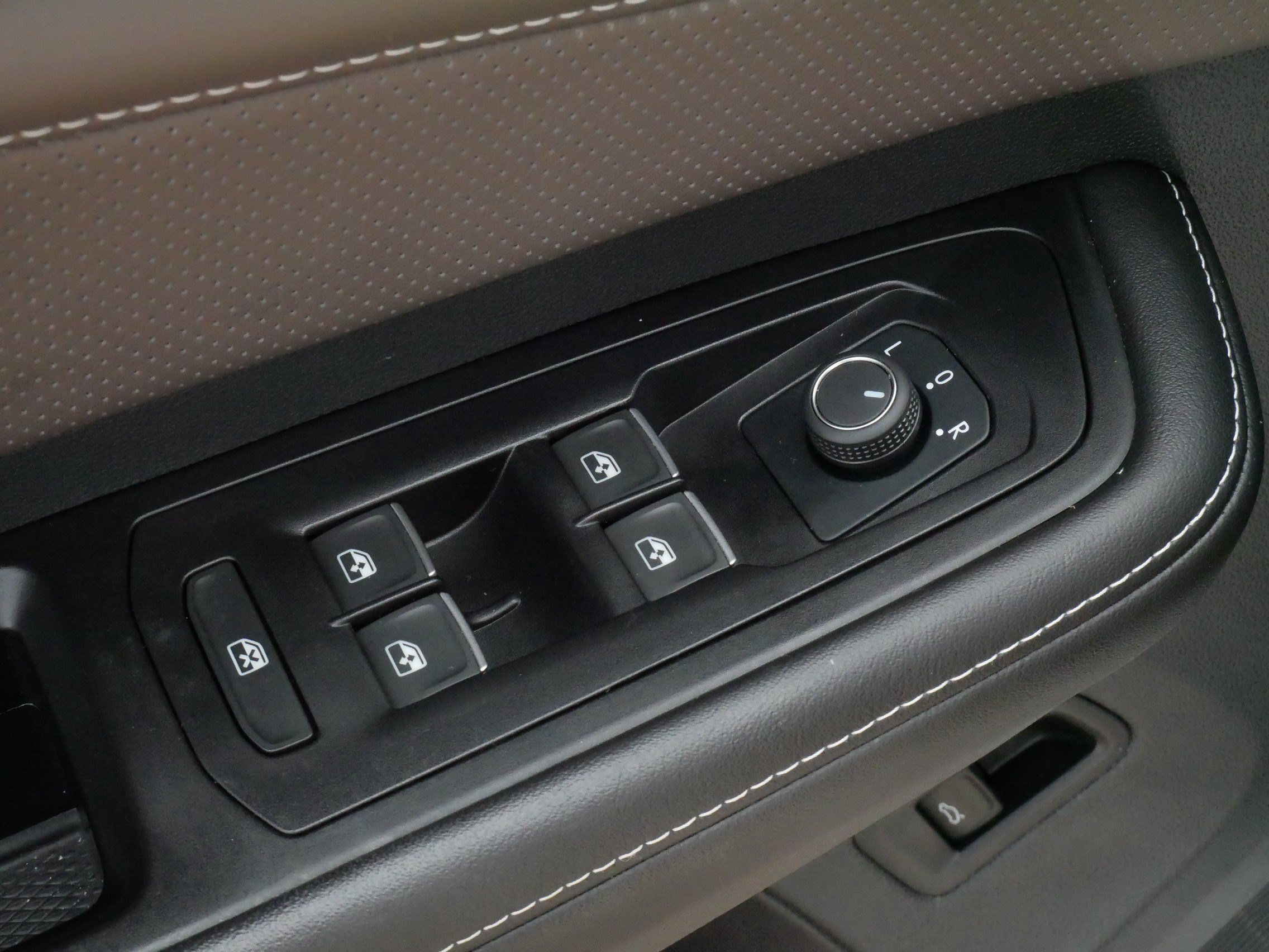 Used 2025 Volkswagen Atlas SEL AWD/4WD image 19