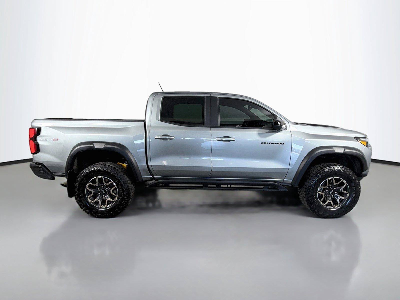 Used 2025 Chevrolet Colorado ZR2 w/ Technology Package AWD/4WD image 4