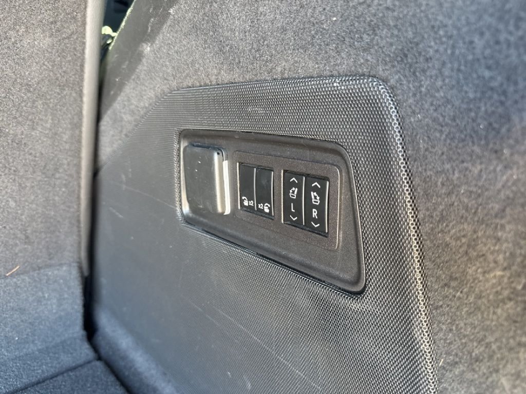 Used 2023 Cadillac Escalade Premium Luxury AWD/4WD image 20