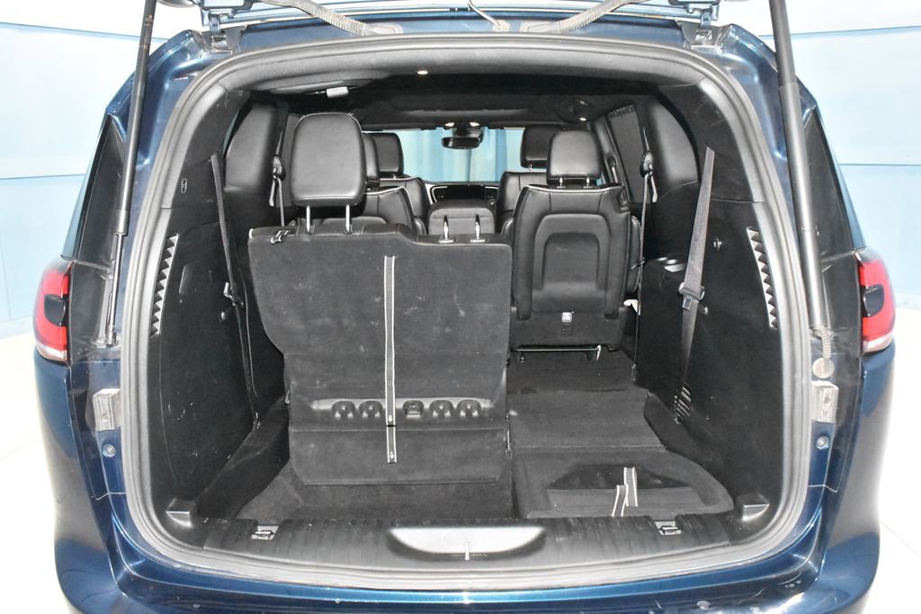 Used 2025 Chrysler Pacifica Limited image 32