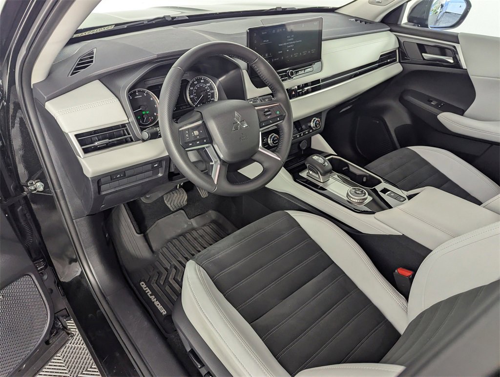 Used 2025 Mitsubishi Outlander SE image 11