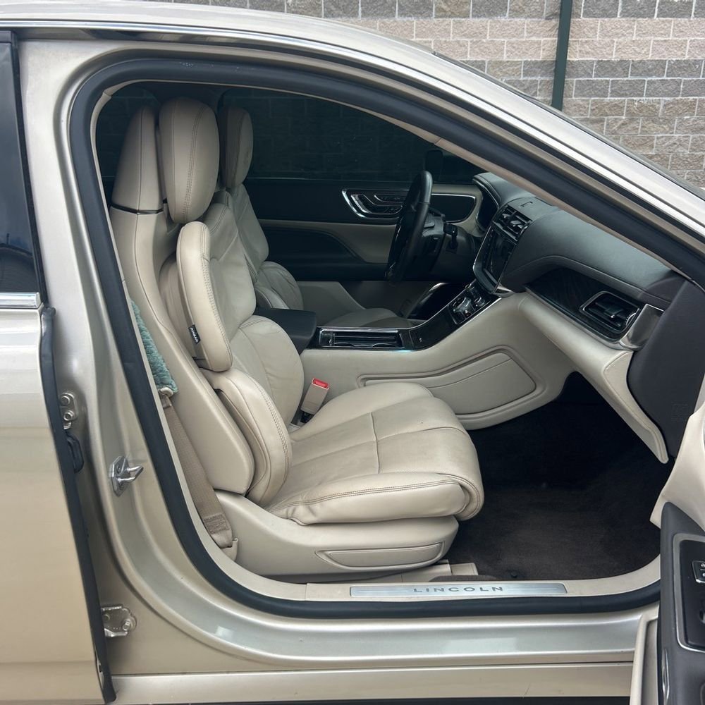 Used 2017 Lincoln Continental Select w/ Climate Package image 6