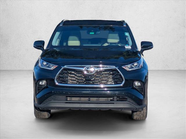 Used 2022 Toyota Highlander Limited FWD image 2