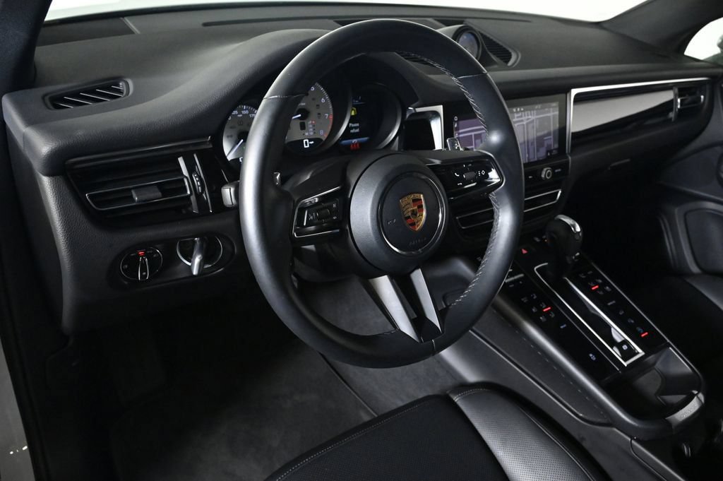 Certified 2023 Porsche Macan AWD/4WD image 4