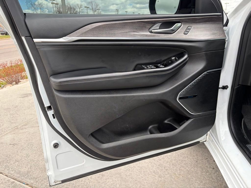 Used 2022 Jeep Grand Cherokee Overland AWD/4WD image 12