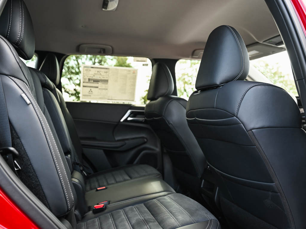 New 2025 Mitsubishi Outlander SE image 12