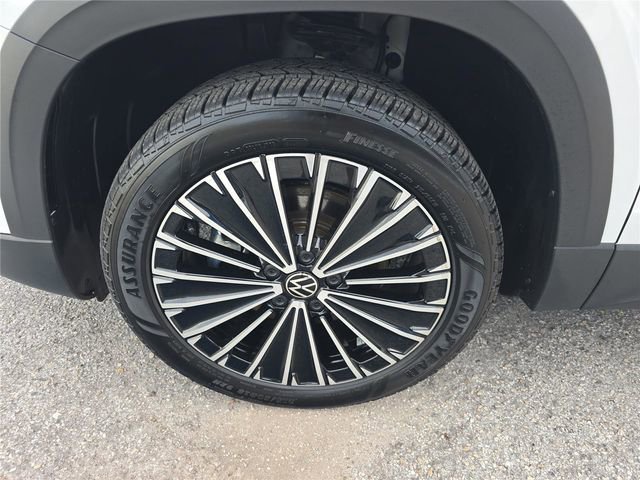 Used 2025 Volkswagen Taos SE image 7