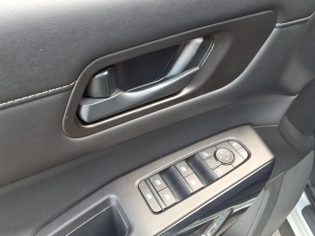 Used 2025 Nissan Pathfinder SV AWD/4WD image 17