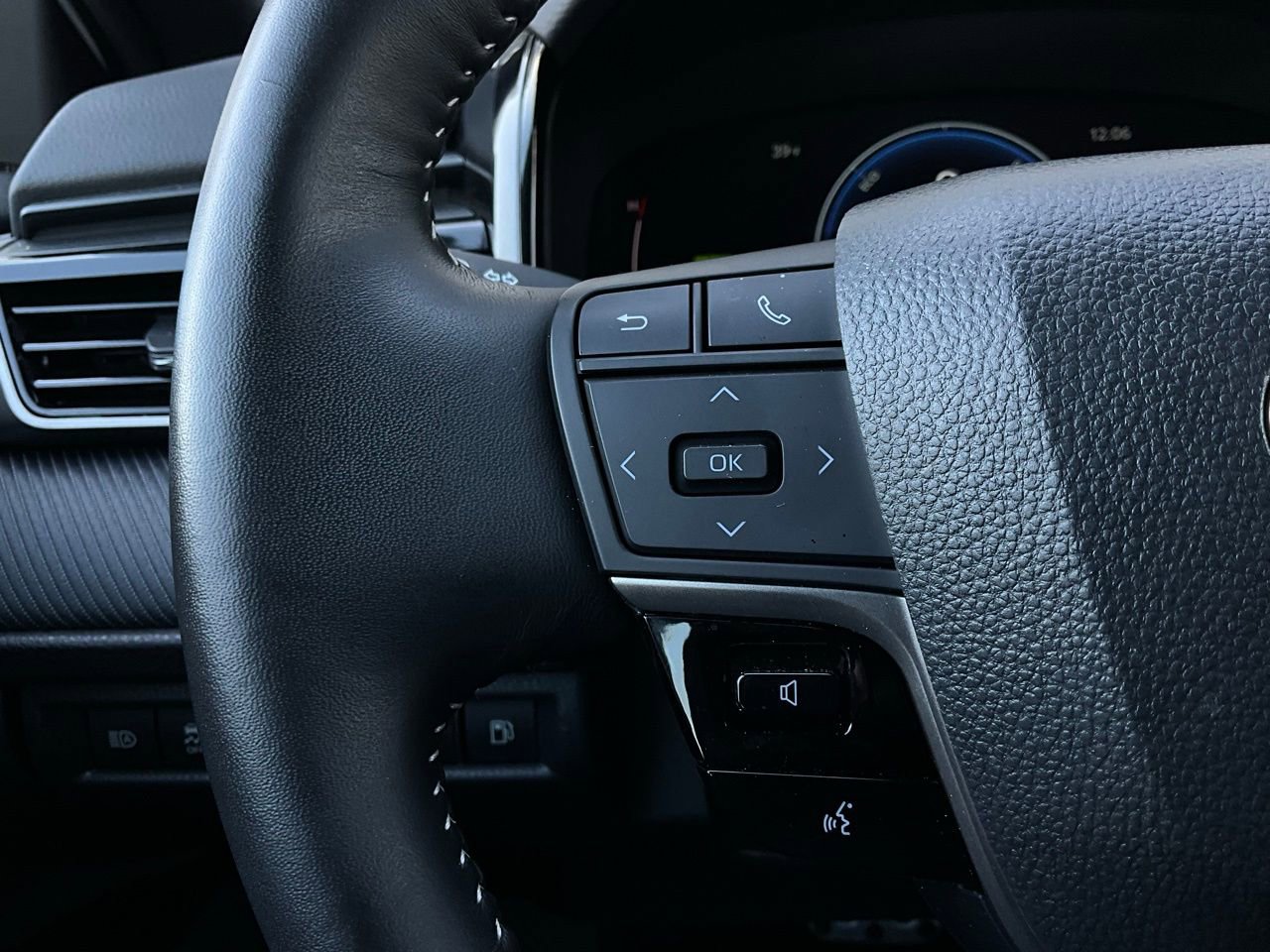 Used 2025 Toyota Camry SE image 33