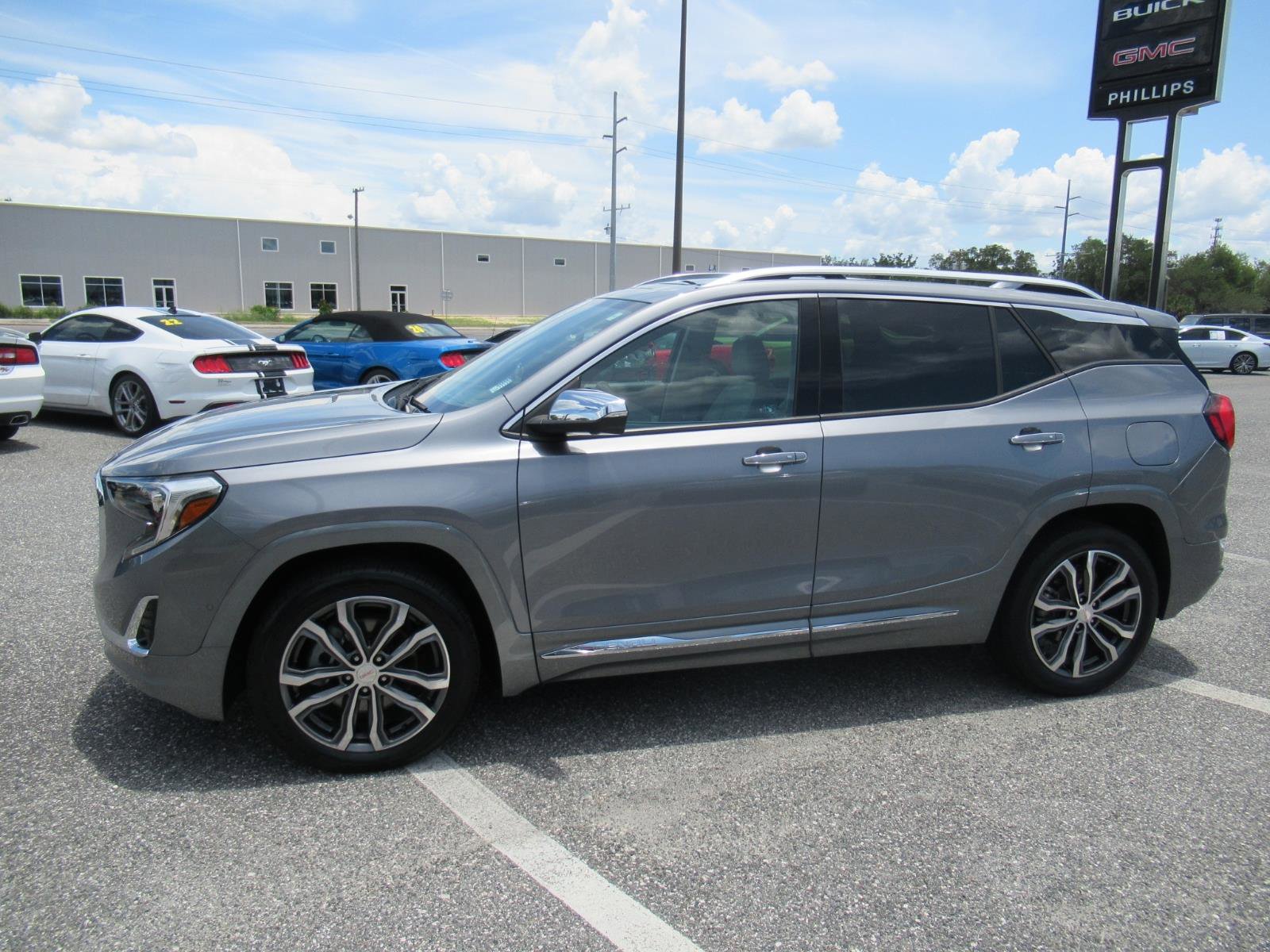 Used 2020 GMC Terrain Denali w/ Denali Premium Package FWD image 4