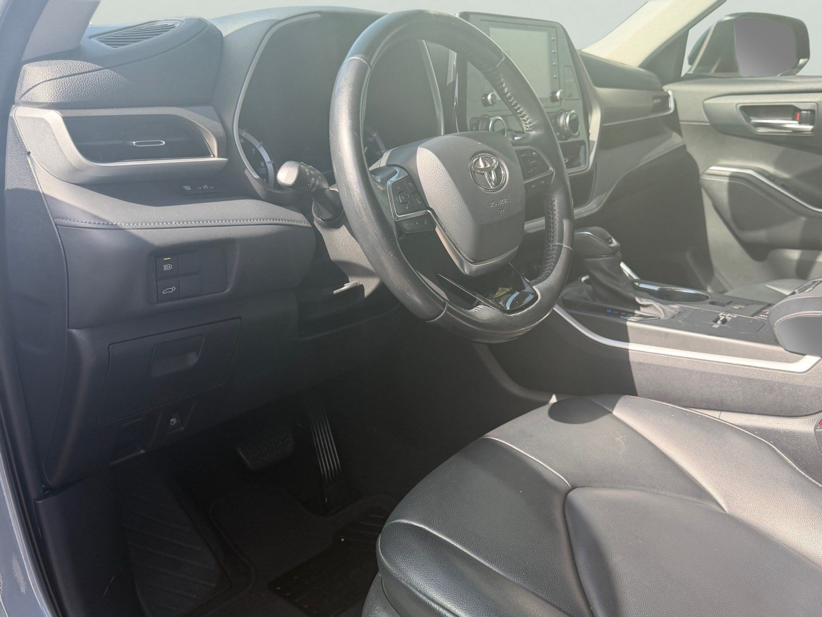 Used 2020 Toyota Highlander XLE FWD image 14