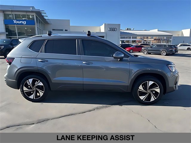 Used 2025 Volkswagen Taos SE image 2