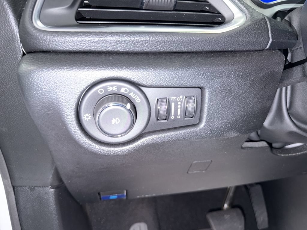 Used 2025 Chrysler Pacifica Limited FWD image 22